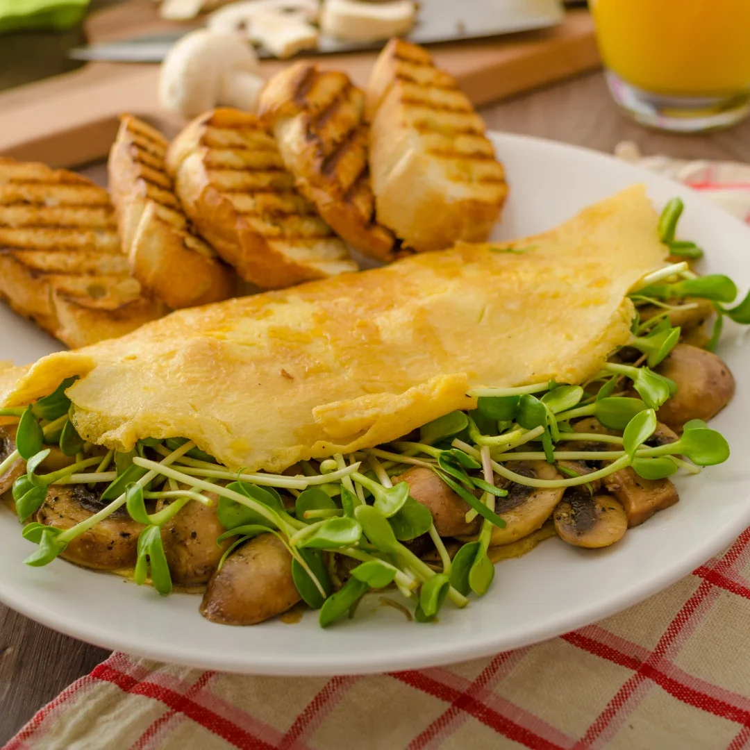 Omelett mit frischen Microgreens als nährstoffreiches Topping