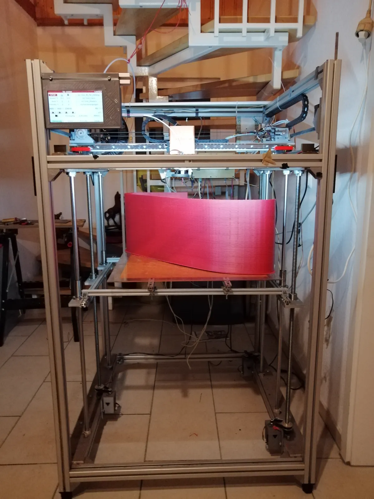 Großformat-3D-Drucker aus Aluprofilen in einem Kellerbereich